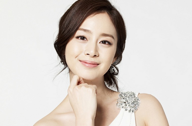  Diễn viên Kim Tae Hee là sao nữ có khuôn mặt đẹp nhất Kbiz do cư dân mạng bình chọn. Không chỉ cư dân mạng mà rất nhiều sao nam xứ Hàn coi nữ diễn viên sinh năm 1980 là người phụ nữ thần tượng của họ. Không chỉ xinh đẹp, Kim còn được ca ngợi bởi học thức uyên thâm khi cô đã tốt nghiệp trường Đại học Quốc gia Seoul danh giá.